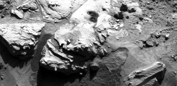 De twee gaatjes die de NASA Mars-robot Curiosity begin mei boorde. Het voorste gaatje was een proef, het verste heeft materiaal opgeleverd voor chemische analyse in en door Curiosoty. Bron: NASA.