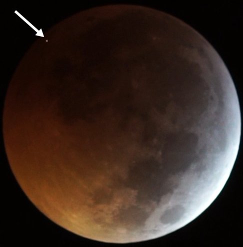 The flash from the impact of the meteorite on the eclipsed Moon, seen as the dot at top left (indicated by the arrow), as recorded by two of the telescopes operating in the framework of the MIDAS Survey from Sevilla (Spain) on 2019 January 21. Credit: J. M. Madiedo / MIDAS “Moon Impacts Detection and Analysis System”.