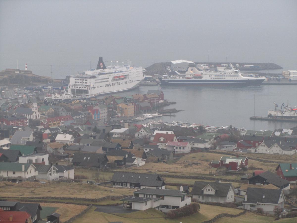 Zicht op de haven van Torshavn